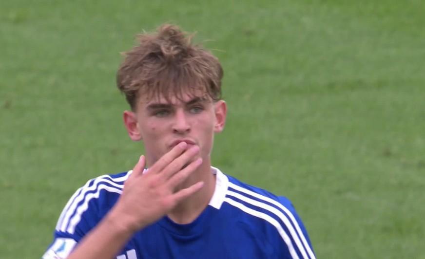 同时让一名 同时让一名